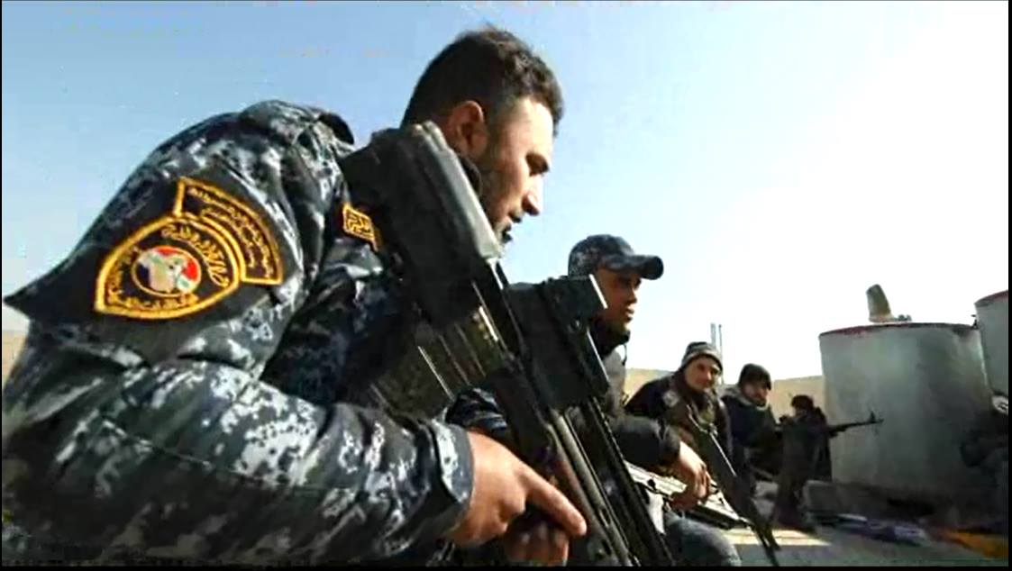 伊拉克摩蘇爾，伊拉克警察部隊持槍埋伏