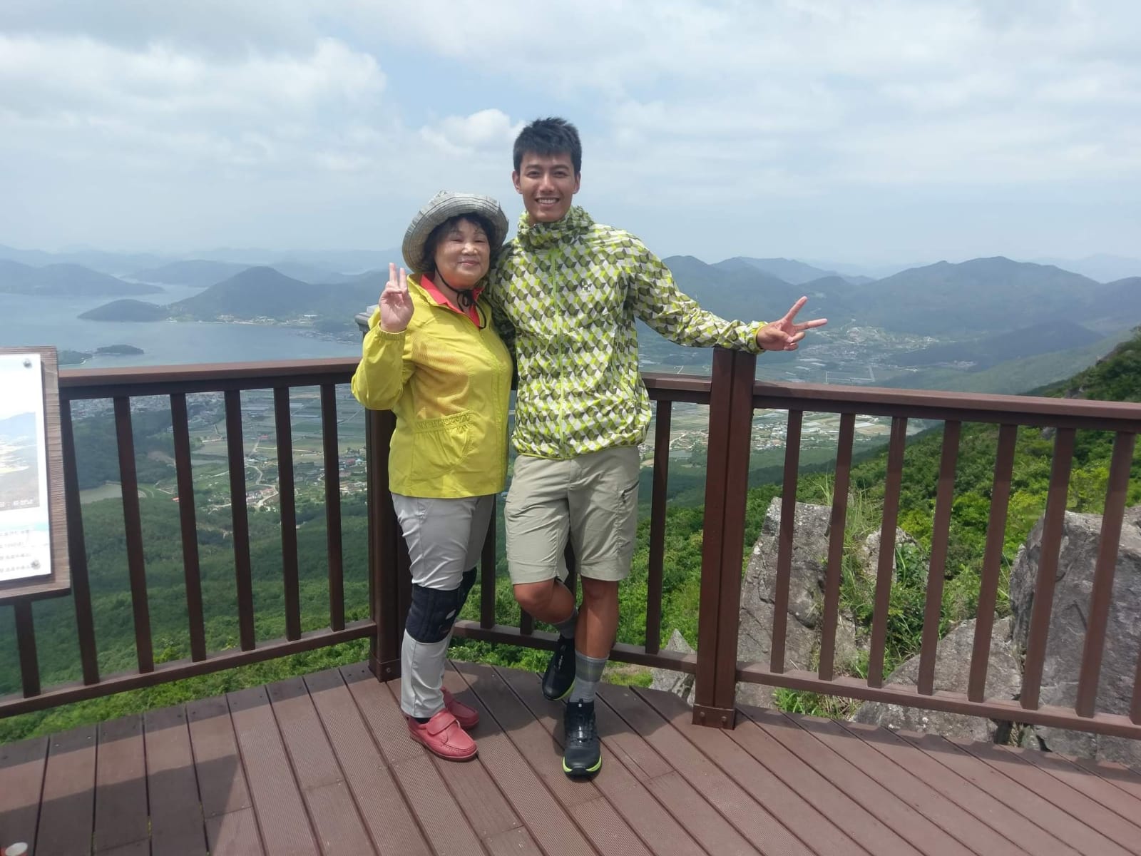 賴東賢主持《愛玩客》出外景時，和阿嬤一起到韓國巨濟島