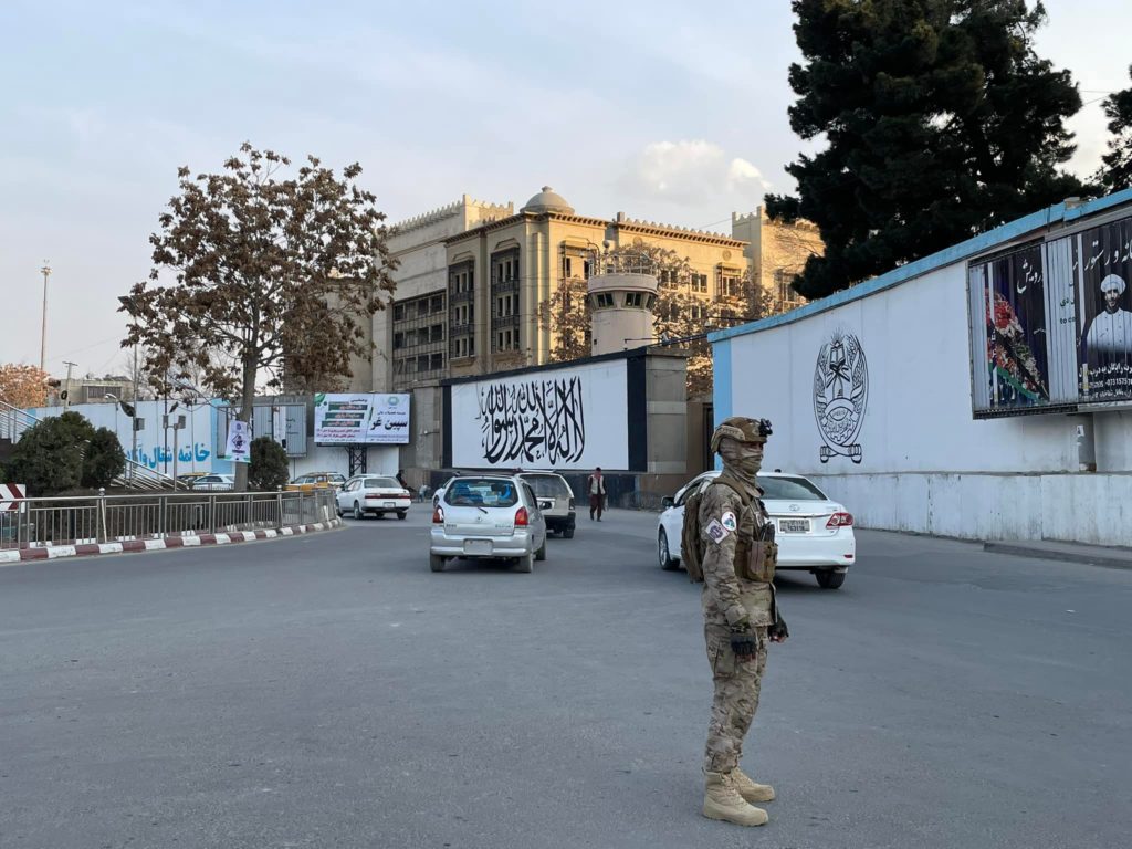 阿富汗-喀布爾美國大使館-美軍服裝的塔利班軍人