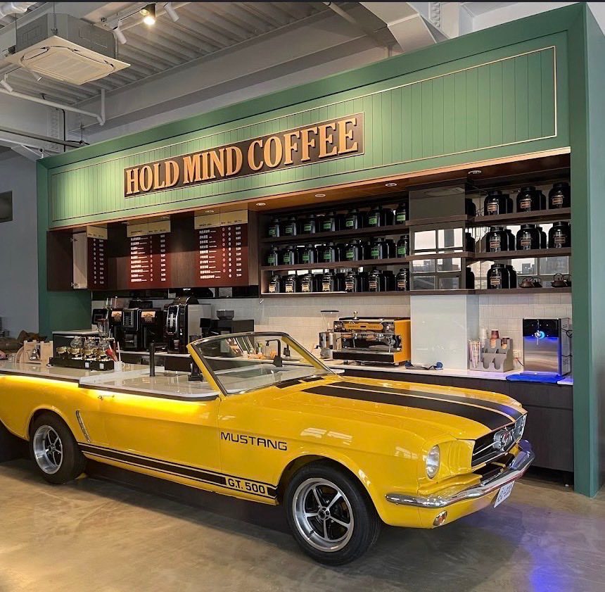 赫曼咖啡觀光體驗工廠的福特骨董車造型咖啡吧台，十分吸睛。（赫曼咖啡提供）