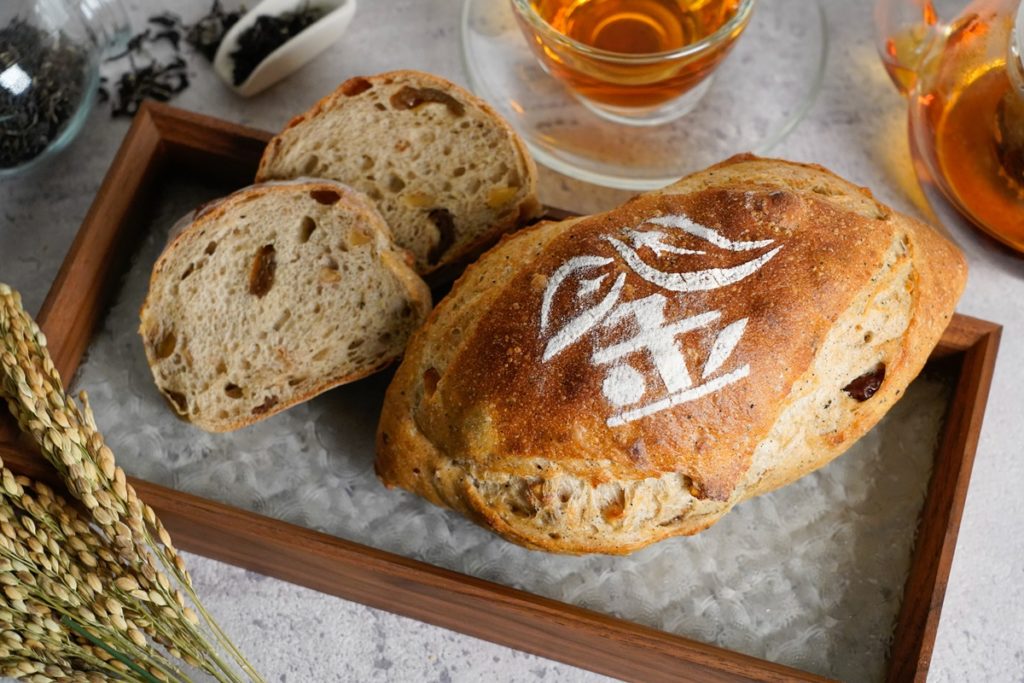 採用東方美人茶製作的「梅引茶金」麵包。（吳寶春烘焙學院提供）