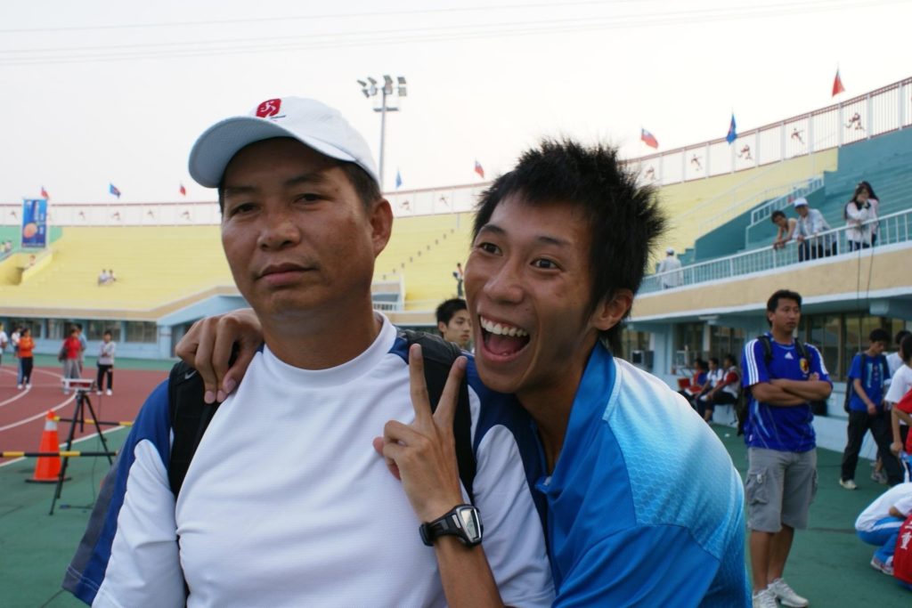 陳彥博（右）高中時期與啟蒙教練潘瑞根的合照。（陳彥博Tommy Chen提供）