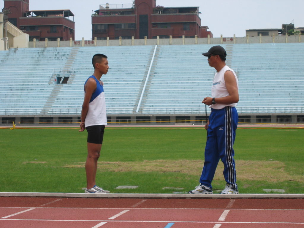 陳彥博（左）高中時與啟蒙教練潘瑞根訓練時的景象。（陳彥博Tommy Chen提供）