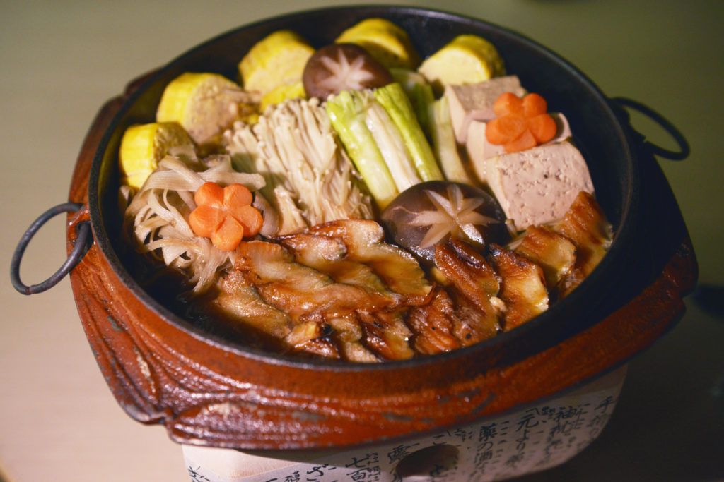 「鰻魚柳川鍋」甜甜的湯汁搭配濃郁的鰻魚香，是日本人夏天必吃料理。（NAGOMI和食饗宴提供）
