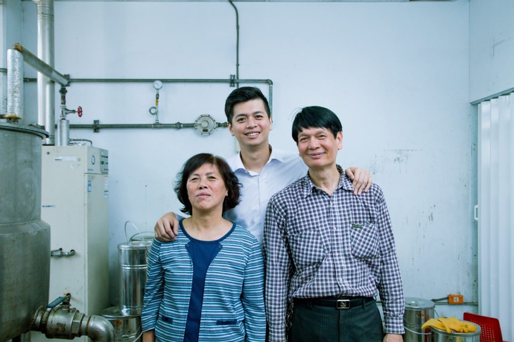 品牌故事案例：趙文豪家庭在碗盤洗潔液工廠合影