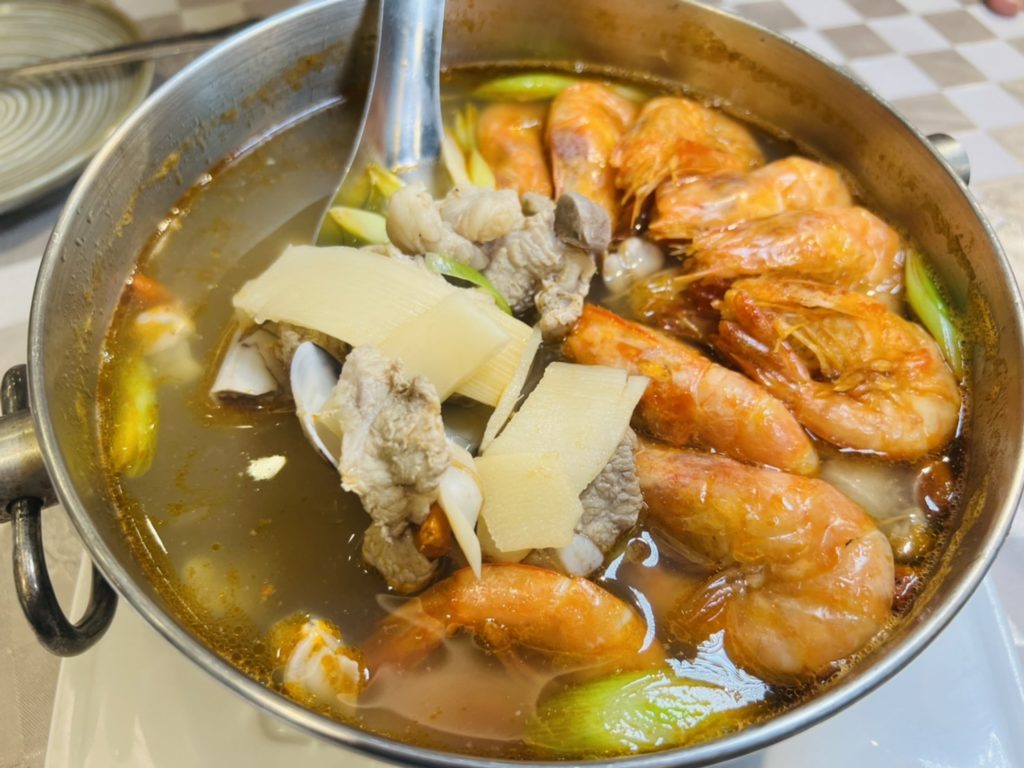醬筍鮮蝦排骨鍋運用雲林古坑醬筍熬煮湯底，特別鮮甜。（余玫鈴攝）
