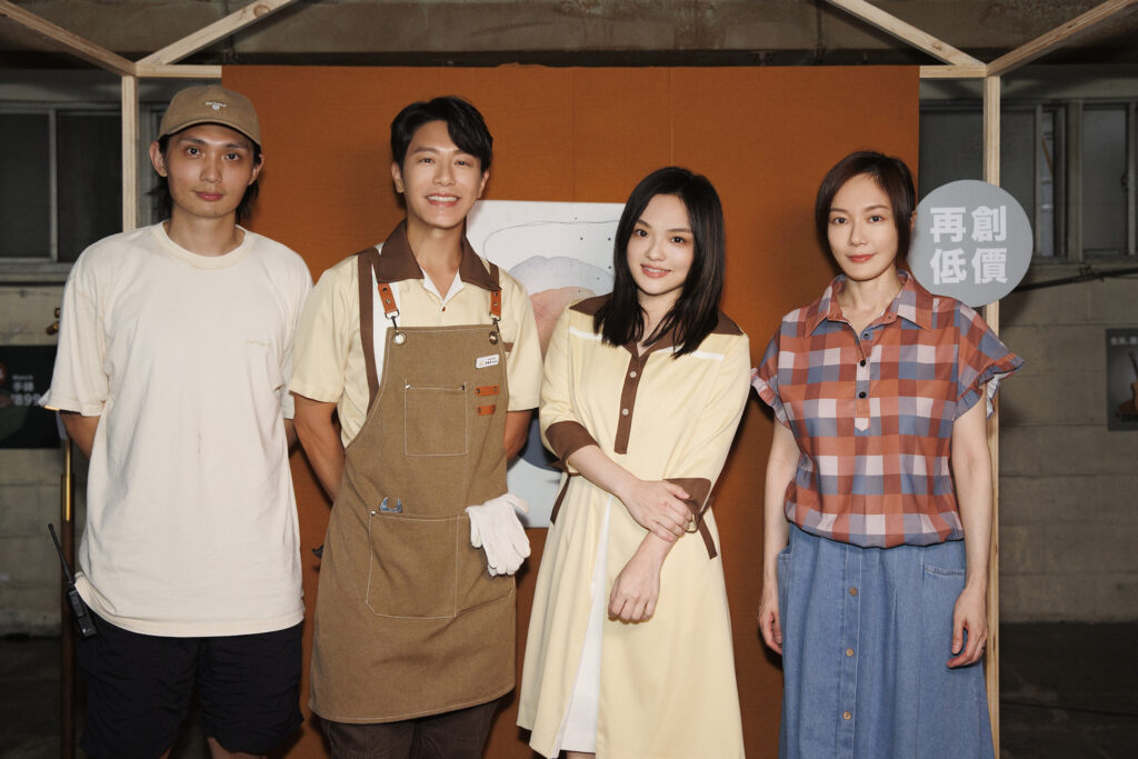韋禮安（左二起）新歌〈不得不〉邀來徐佳瑩合唱、尹馨合拍MV，MV則由程偉豪（左）執導。