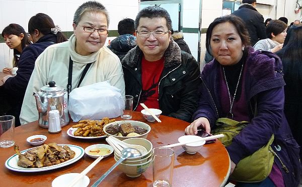 胡天蘭（左）和徐天麟（中）時常結伴到處吃，圖為兩人到香港旅遊時的合照。（胡天蘭提供）