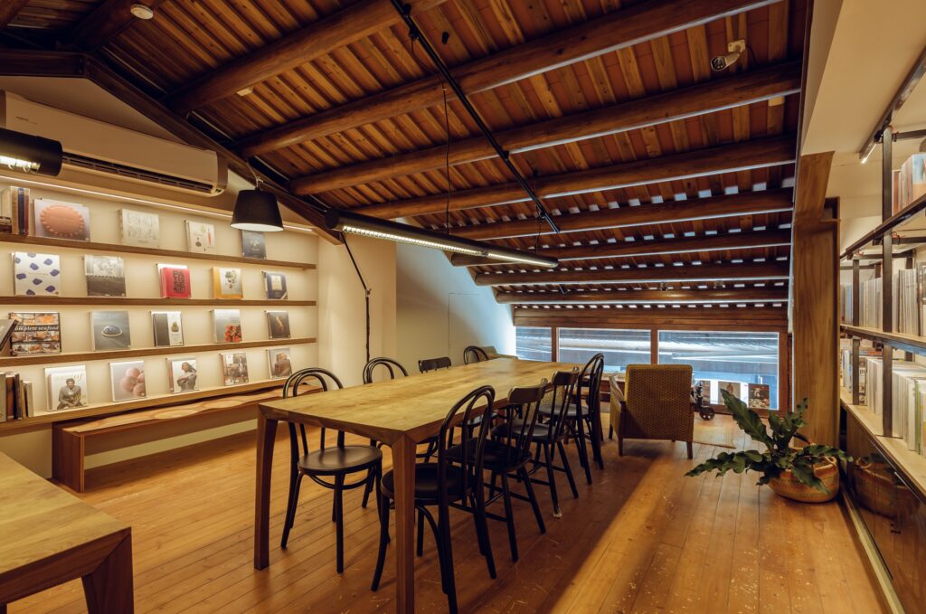 2樓的書香咖啡閱覽室可享用飲料及甜點，低消滿250元可在此閱讀。（五方食藏提供）