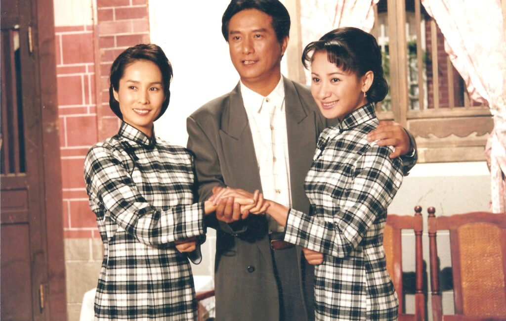 陳亞蘭（右）曾經在《啞巴與新娘》演出女性角色。左起為高金素梅、馬如風。（陳亞蘭歌仔戲提供）