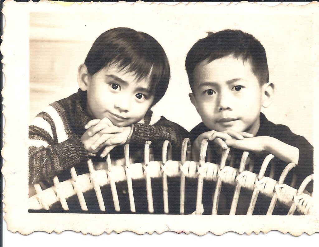 陳亞蘭（左）小時候與哥哥的合照。（陳亞蘭歌仔戲提供）
