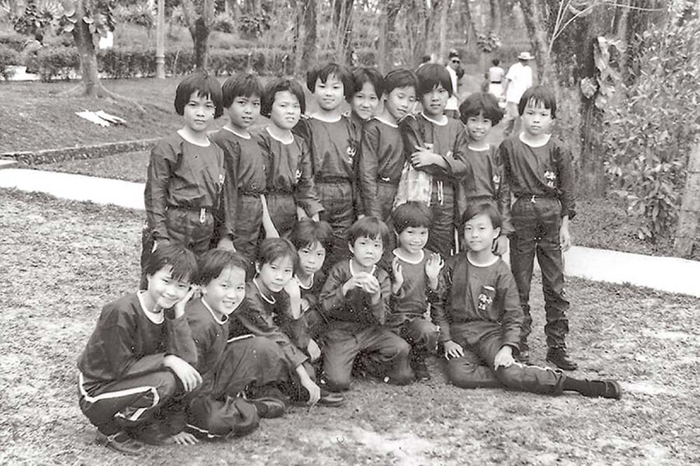 魏海敏（前排右一）11歲時進入海光劇校就讀。（魏海敏京劇藝術文教基金會提供）