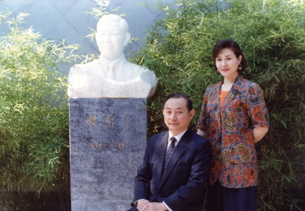 魏海敏（右）與恩師梅葆玖於北京的梅蘭芳紀念館合影。（魏海敏京劇藝術文教基金會提供）