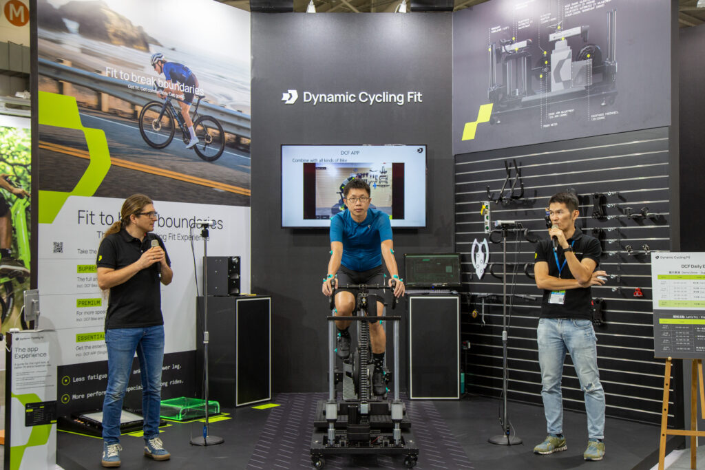 巨大集團以科學化的方式量身訂做自行車設置，顯示更專業化的騎乘設定。
