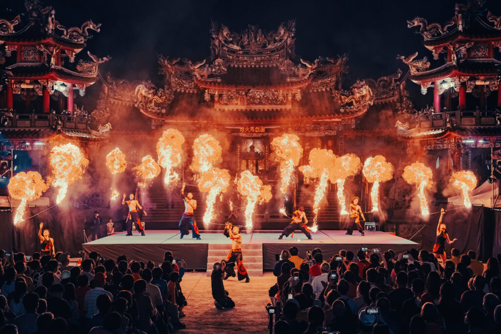 即將成真火舞團是台灣最大規模火舞團隊，表演結合廟宇文化帶出在地全新意象。（蔡宏毅提供／李姿儀攝）