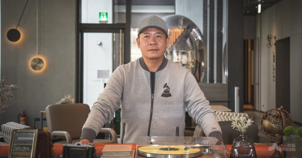 台灣知名唱片設計師蕭青陽，在歷經18年7次的葛萊美獎入圍後，終於獲得殊榮。