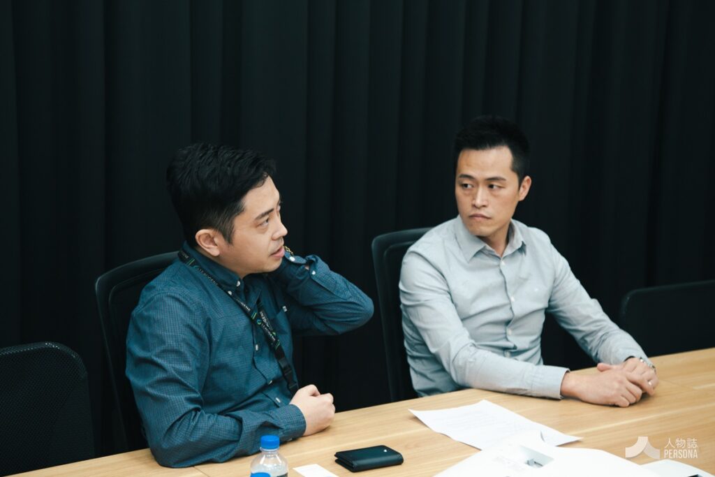 在會議室討論工作，是偉喬生醫董事長莊詠鈞、執行長鄭又瑋的日常。