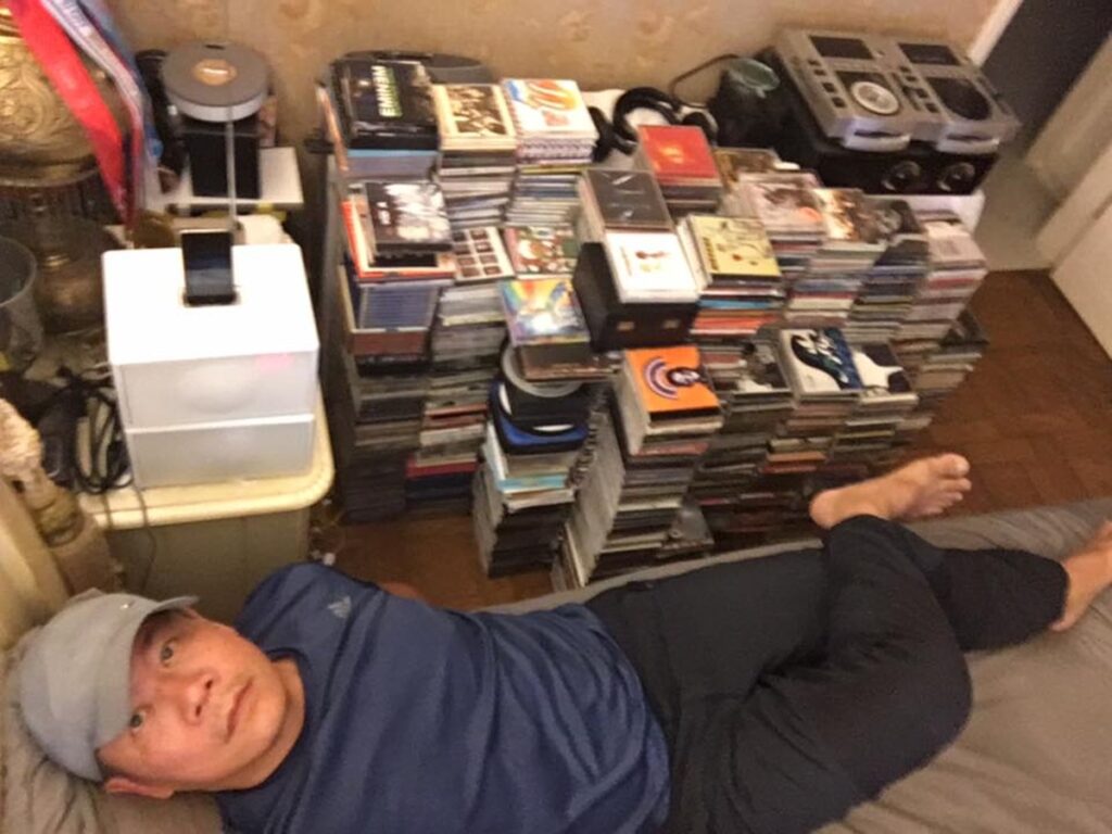 蕭青陽最喜歡就是音樂和專輯，床邊也都是滿滿的唱片。（蕭青陽提供）