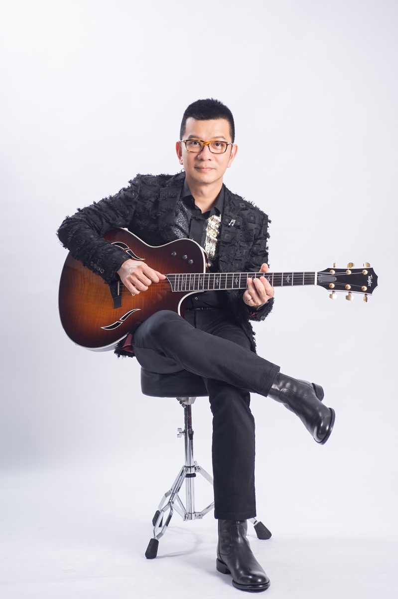 陳子鴻熱愛吉他、收藏許多吉他，夢想是成為藍調吉他手。