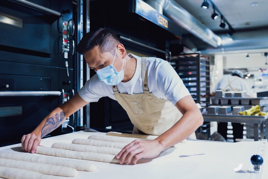 陳耀訓被做麵包的過程吸引，立志成為麵包師傅。