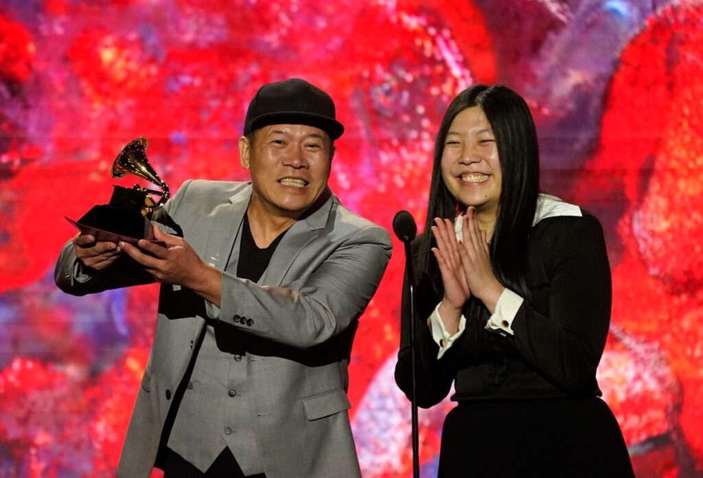第七次角逐葛萊美獎，蕭青陽（左）終於和女兒蕭君恬一起拿下夢寐以求的獎座。