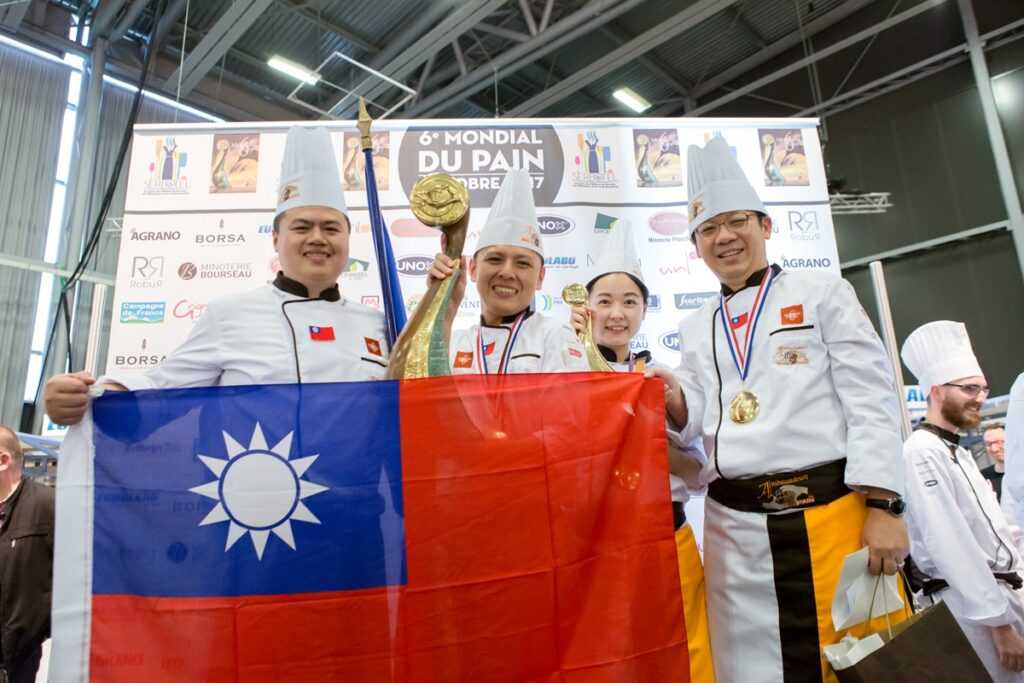 陳耀訓）在Mondial du pain世界麵包大賽勇奪冠軍，左一為教練王鵬傑、右起為領隊張明旭、助手廚師周小槿。