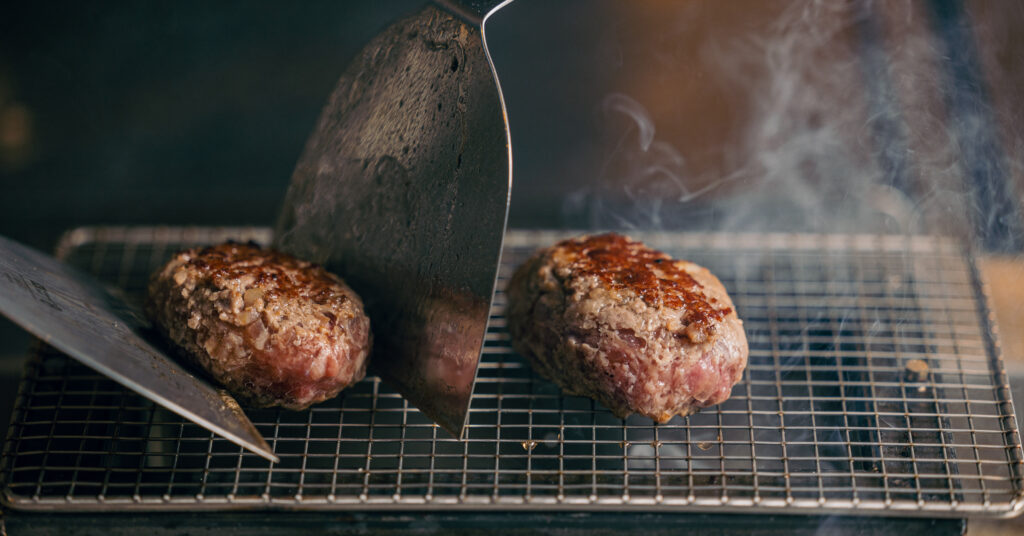 肉旨房主打牛絞肉製成的板前漢堡排