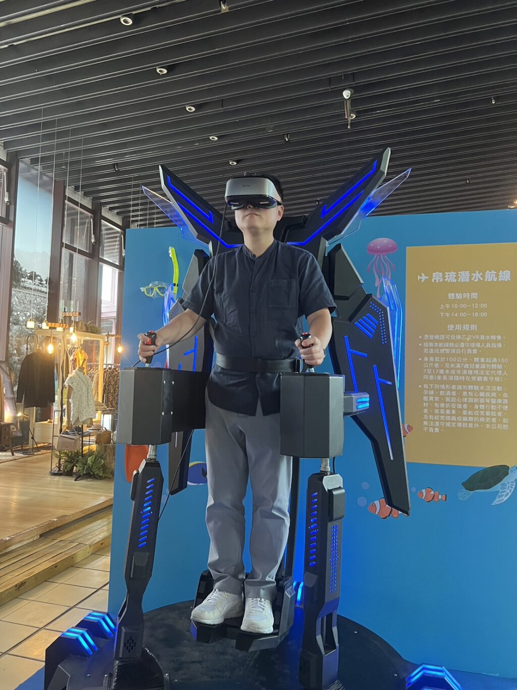 「帛琉潛水航線」引進大型9D體感VR設備，透過最新虛擬實境，帶旅客體驗蔚藍海底風情。（余玫鈴攝）