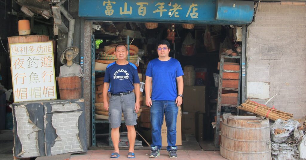 台灣首屈一指的蒸籠手藝，就藏在這間樸實無華的店面裡，目前由第三代蕭文清（左）與第四代蕭大為守護家業。