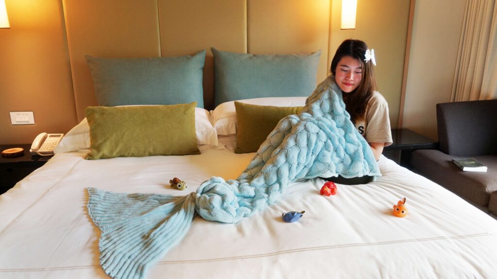 「與人魚共舞」三天兩夜住房專案贈送人魚毯一條。（大地酒店提供）