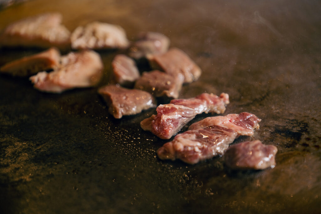 鐵板牛雜一次能吃到紐西蘭牛肚、台灣牛心、美國prime級冷藏肋眼邊肉等3種部位。（肉旨房提供）