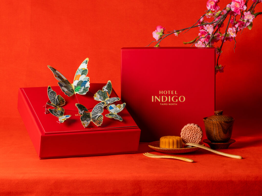 【蝶舞】中秋禮盒以鮮豔絲絨紅盒展現時尚亮眼。（台北大直英迪格酒店提供）