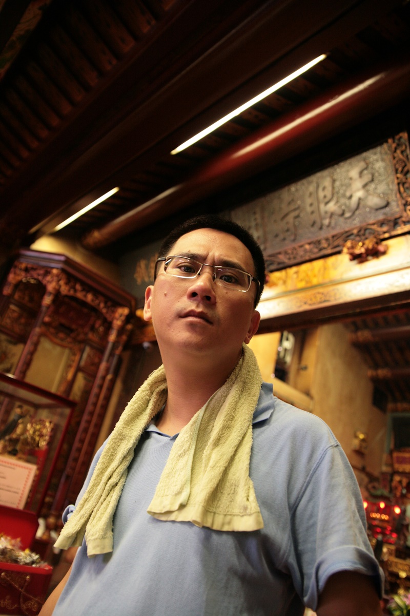 陳延昶是台北霞海城隍廟的第七代子孫，對於廟宇事務十分熟悉。