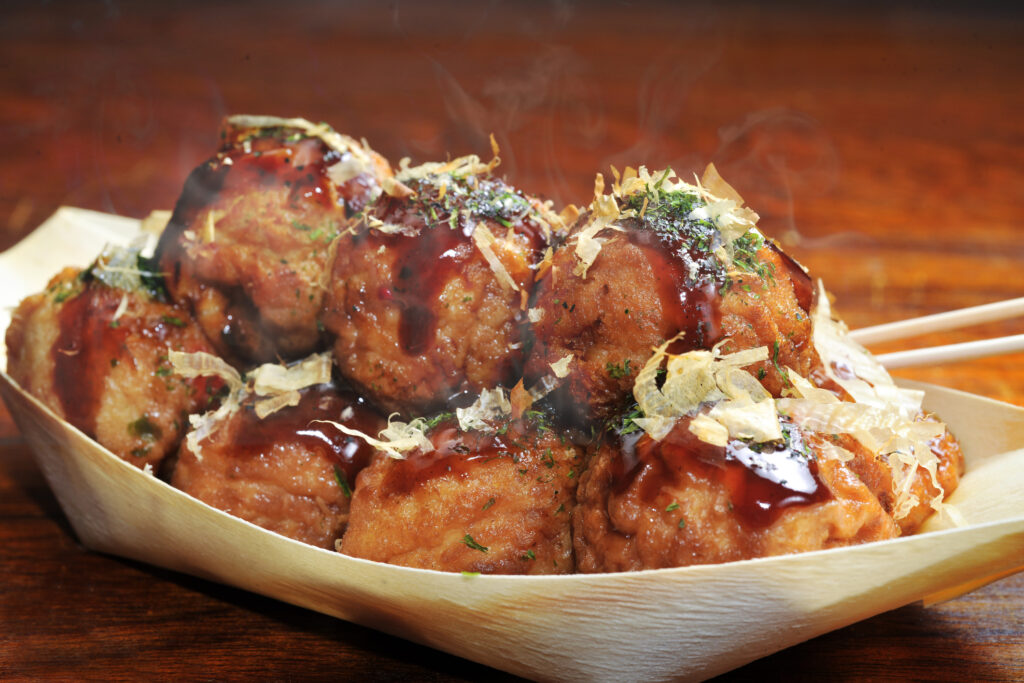 屋台料理的代表美食之一為大阪名物、熱氣翻騰的章魚燒。（台北晶華酒店提供）