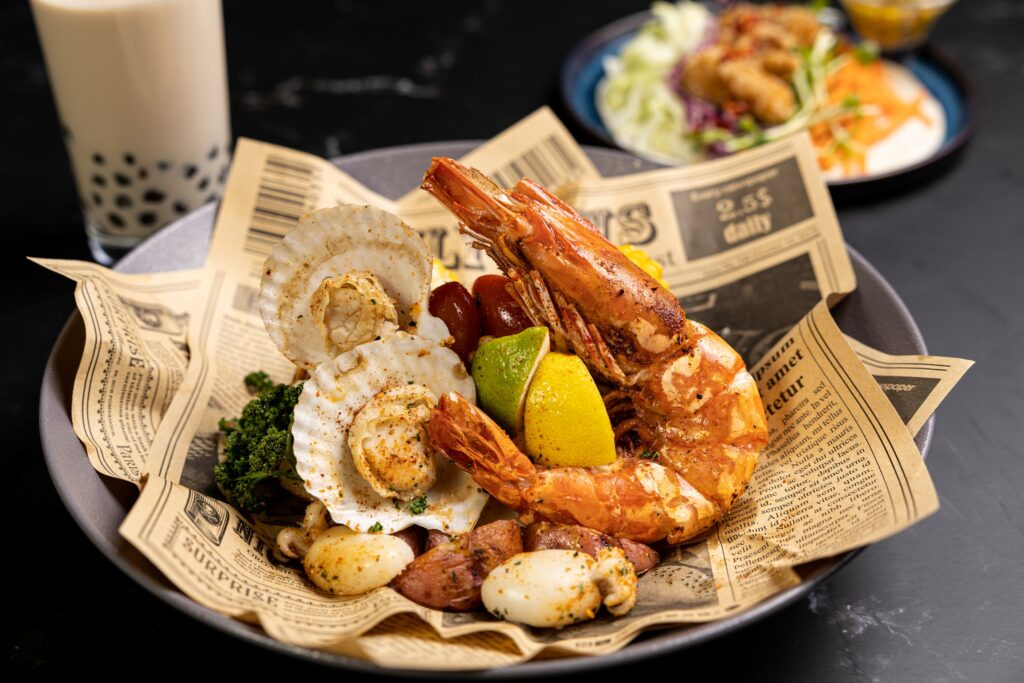 宜蘭館推出的紐奧良風味爐烤肥豬蝦海鮮盤。（煙波大飯店提供）