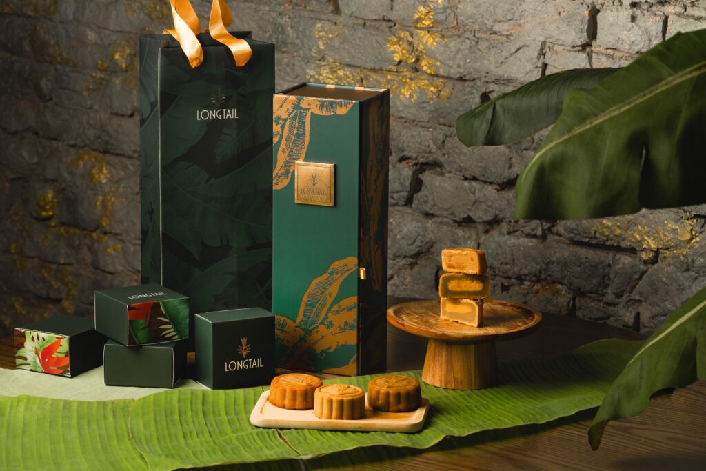 LONGTAIL月餅禮盒由經典威士忌精裝酒盒發想，融合熱帶雨林圖騰。（LONGTAIL提供）