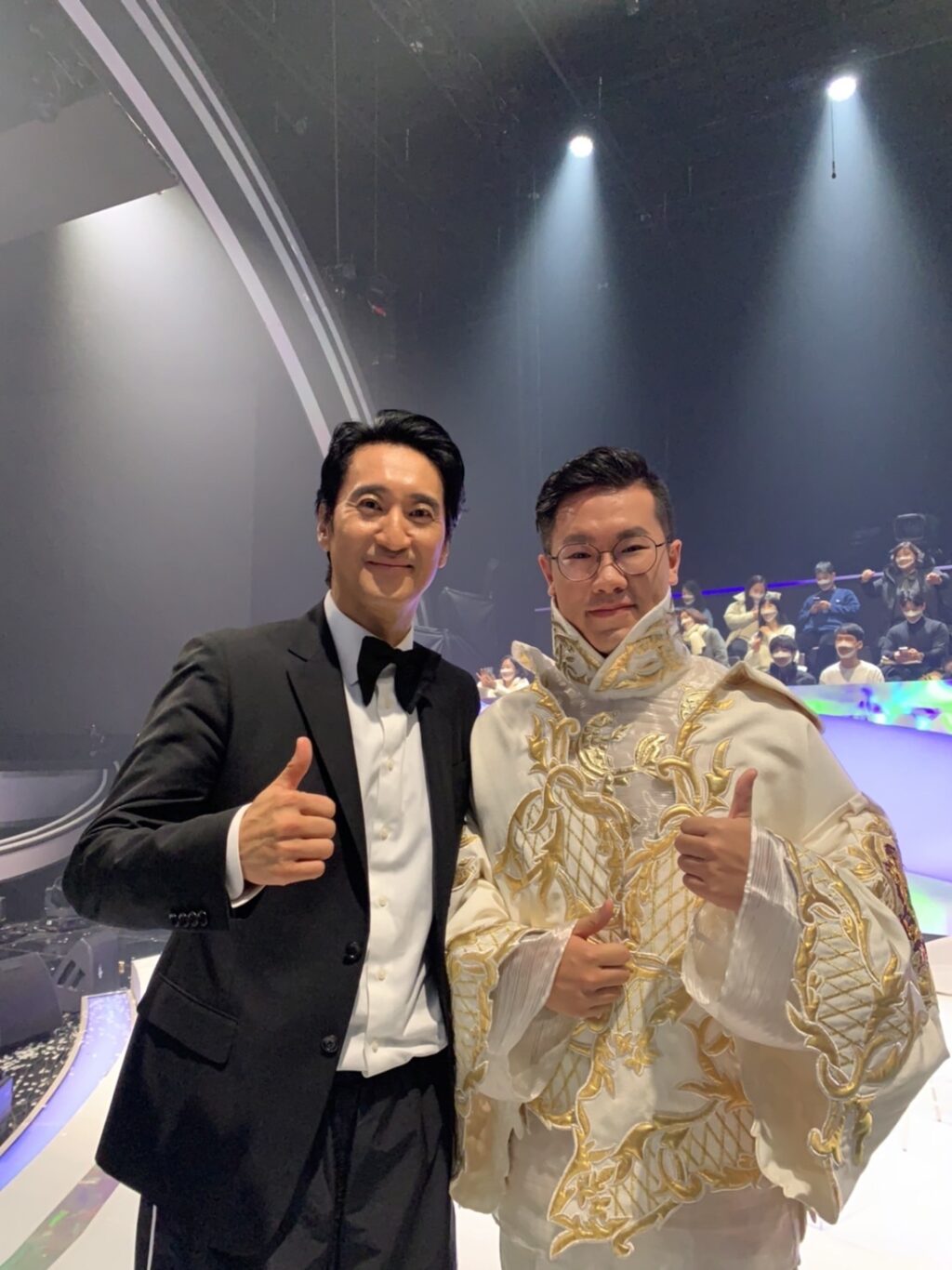 朱育陞（右）受邀參加南韓綜藝節目《看見你的聲音》，卻誤以為是詐騙訊息，差點錯過參賽邀約。（朱育陞提供）