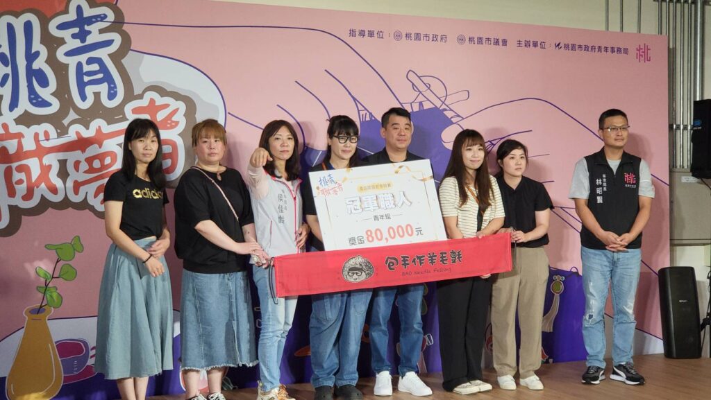 雷曉臻（左四）及其團隊開發「客粄意象系列」，拿下「產品開發創意競賽」青年組第一名。（雷曉臻提供）