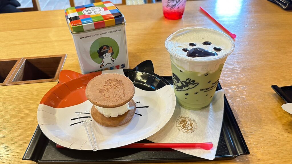 「TAMA CAFE」的貓站長飲料和甜點。（李岳提供）