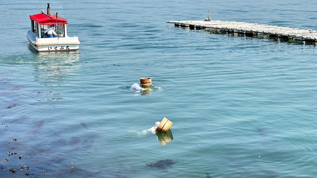 到御木本真珠島可看到海女現場潛水採收珍珠的示範表演。（李岳提供）
