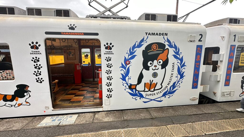 貴志站的可愛貓車廂。（李岳提供）