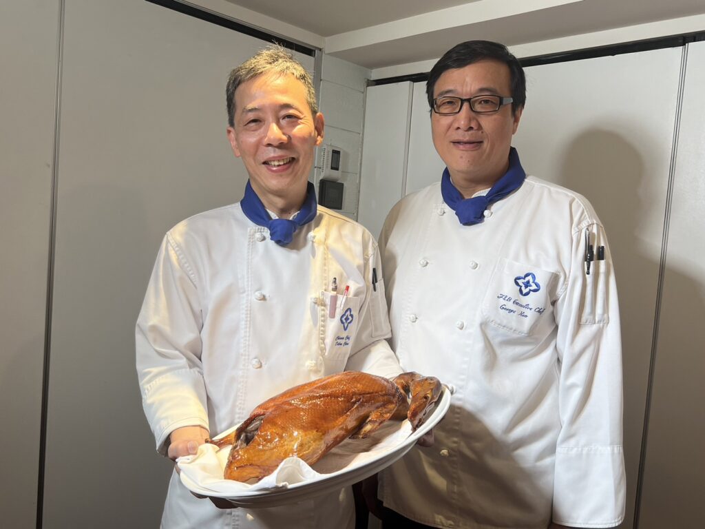 廣東籍主廚卓漢騰（左）擁有40年的廚藝功夫，右為歐華酒店行政主廚郭榮宗。（余玫鈴攝）