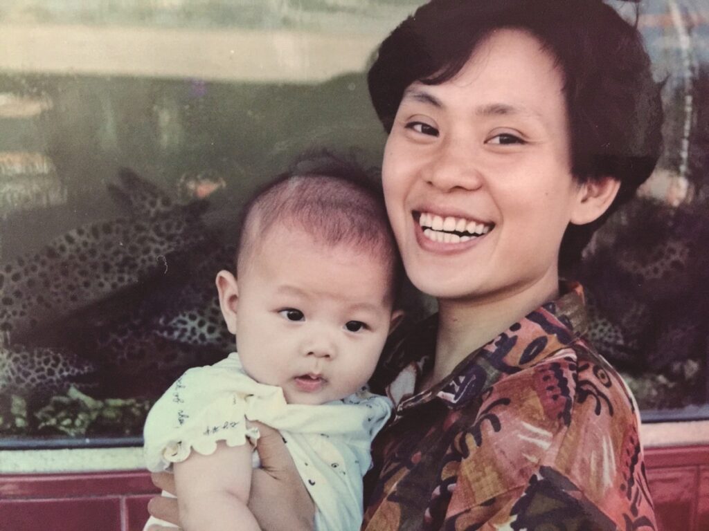 林辰唏嬰兒時期被媽媽抱著合影。