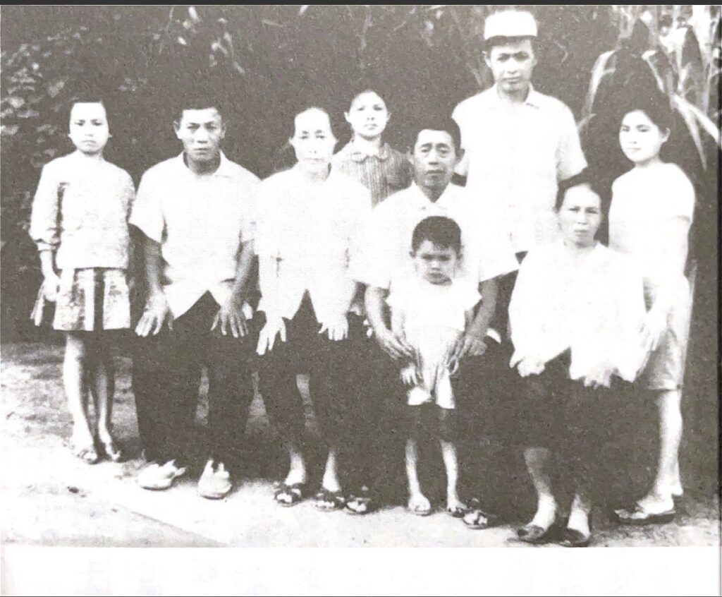 林正盛家族照片。林正盛為圖中最小的男孩，右一的女性為祖母，後方男性為祖父，站立戴著帽子的是父親，由右到左站立的年輕女性為大姐、二姐與三姐。（林正盛提供）