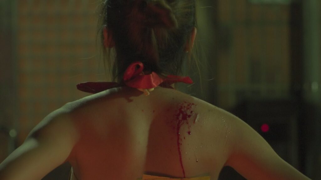 《神姬》紀錄片片段，太子上身的乩身背後留著鮮血。