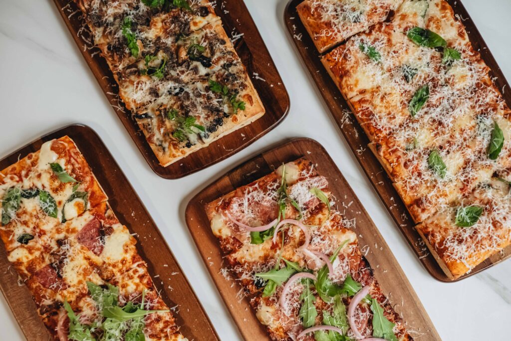四種口味西西里披薩，使用自製佛卡夏鋪上各式食材與乳酪香烤，噴香誘人。（PASTAIO提供）
