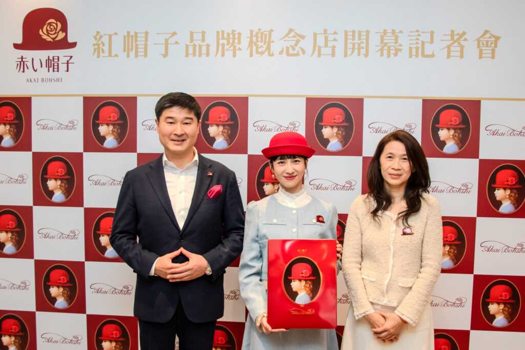 樋口社長（左）、連俞涵（中）、台灣代理林佩慈（右）一同參與，揭開全新品牌概念店。（紅帽子提供）