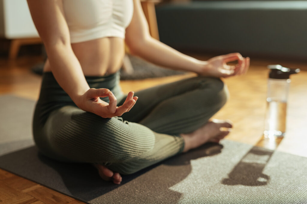 瑜珈不僅能改善體態，也能幫助穩定身心。（圖片來源：Drazen Zigica on Freepik）