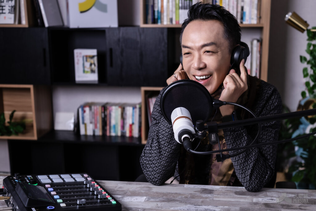 吳小帽主持《哇！有事嗎》的Podcast節目，用專業的角度與極具魅力的嗓音與來賓藝人們談天說地。