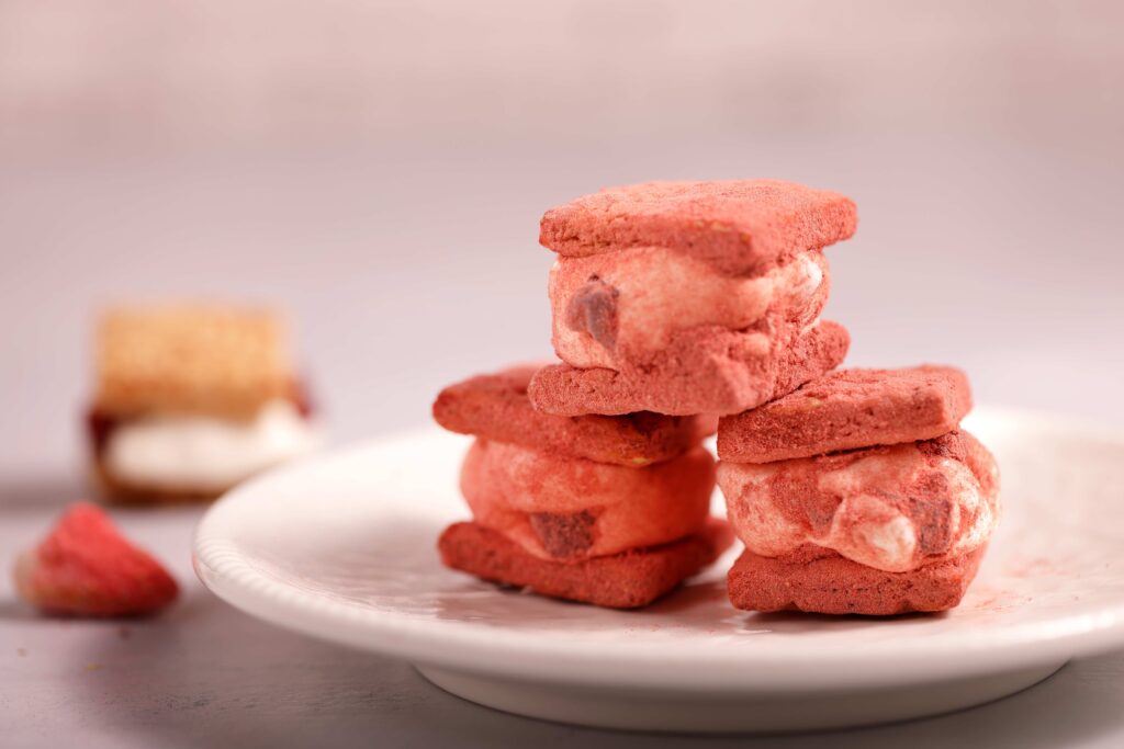 方塊酥夾入軟質牛軋糖和草莓乾的草莓趴趴糖，外層裹上一層草莓粉，散發令人無法抗拒的邪惡魅力。（Home Mom Bakery提供）
